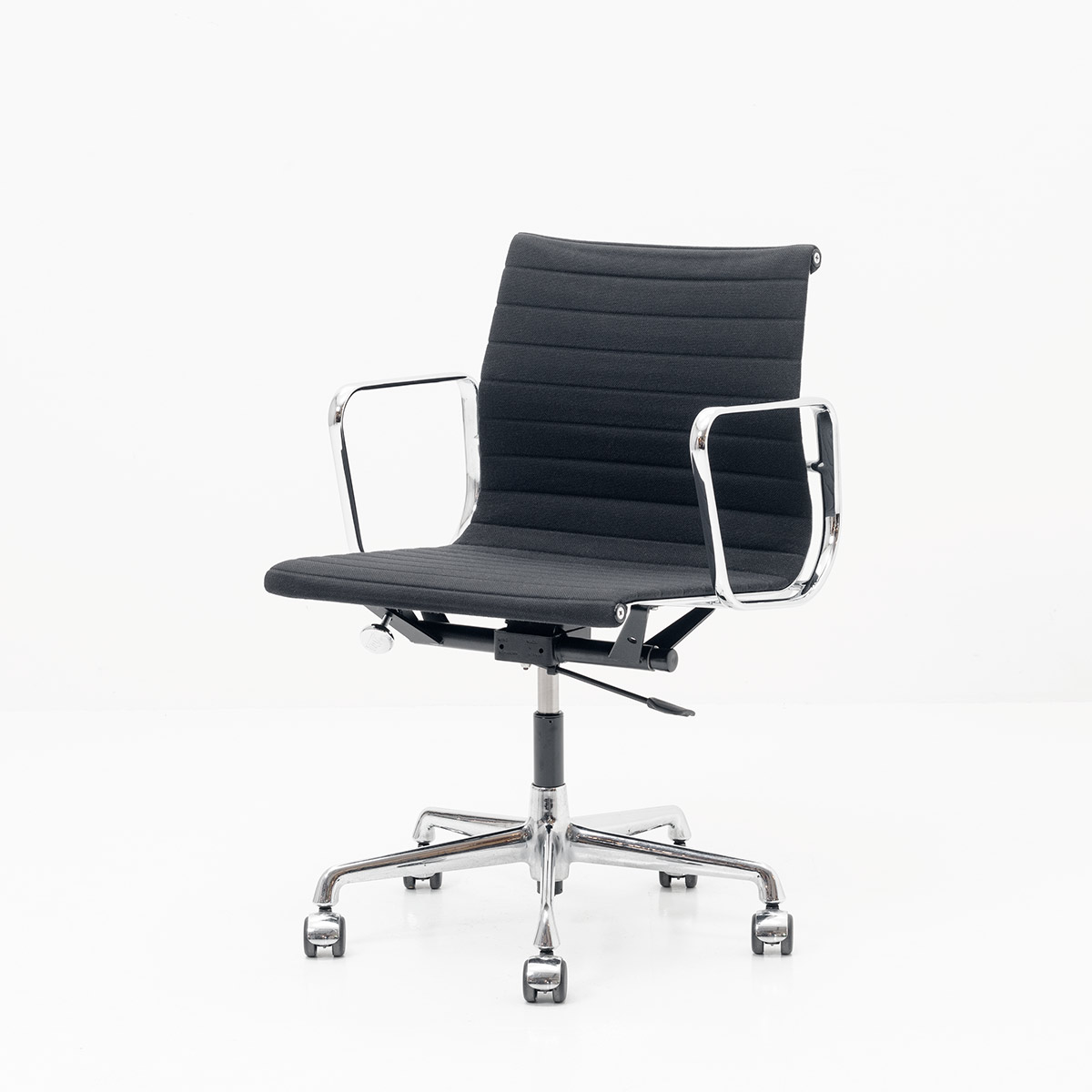 Vitra Eames Aluminum Chair EA 117