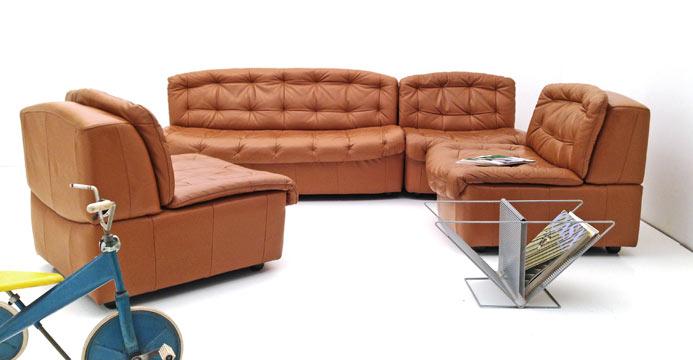 Sofa mit drei Sesseln
