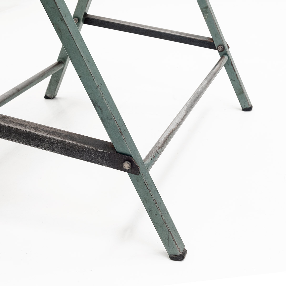 Atelier- Klapptisch mit Verbundholzplatte - 1