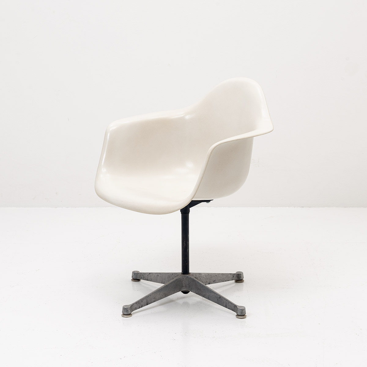 Eames Pac Eames Arm Chair, PAC, 1960er (13378) | Div.Stühle | Stuhl | Bogen33