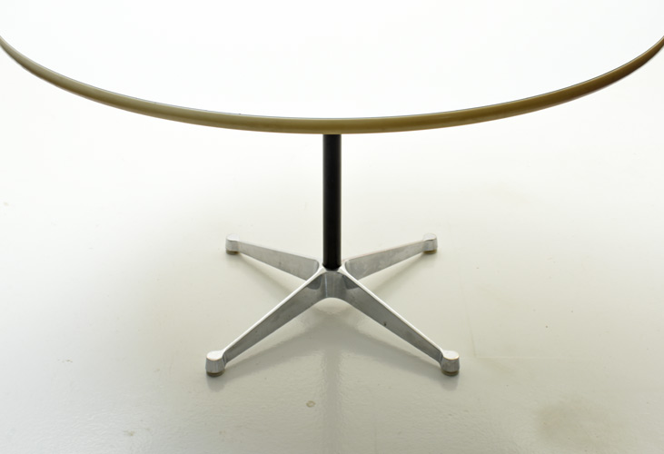 Eames Tisch - 2