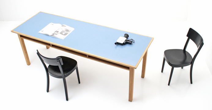 Grosse Kelkotische in Hellblau