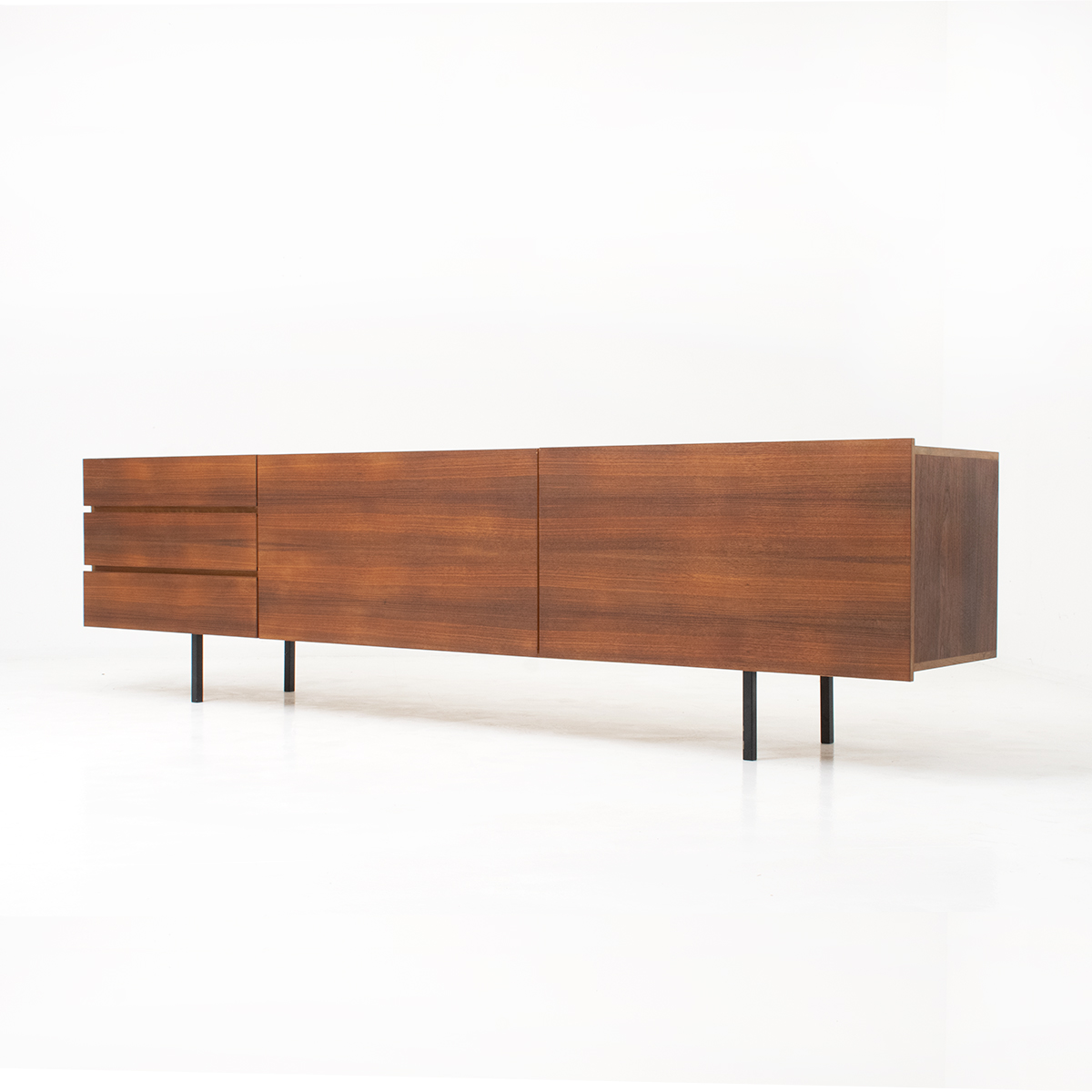 Grosses Nussbaum Sideboard