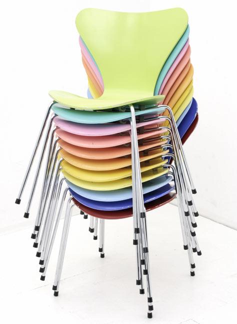 Jacobsen Stühle 3107, verschiedene Farben.
