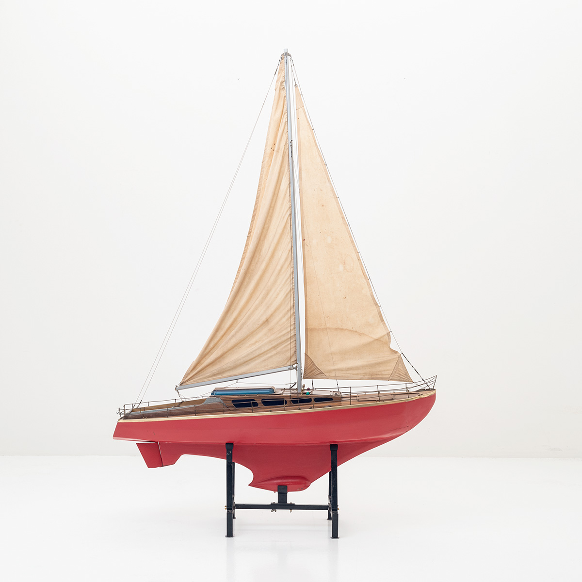 Modell Segelschiff, roter Rumpf