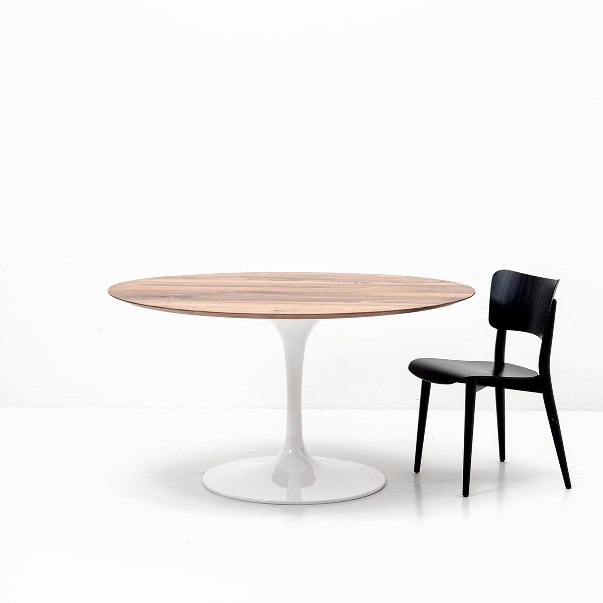 Runder Tulip Esstisch, Nussbaum, Bogen33 & Partner, Diverse Tische, Tisch